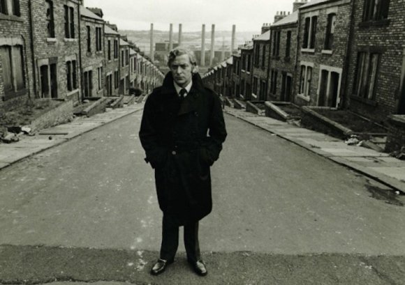 get-carter-1971-003-michael-caine-centre-in-newcastle-street-black-and-white